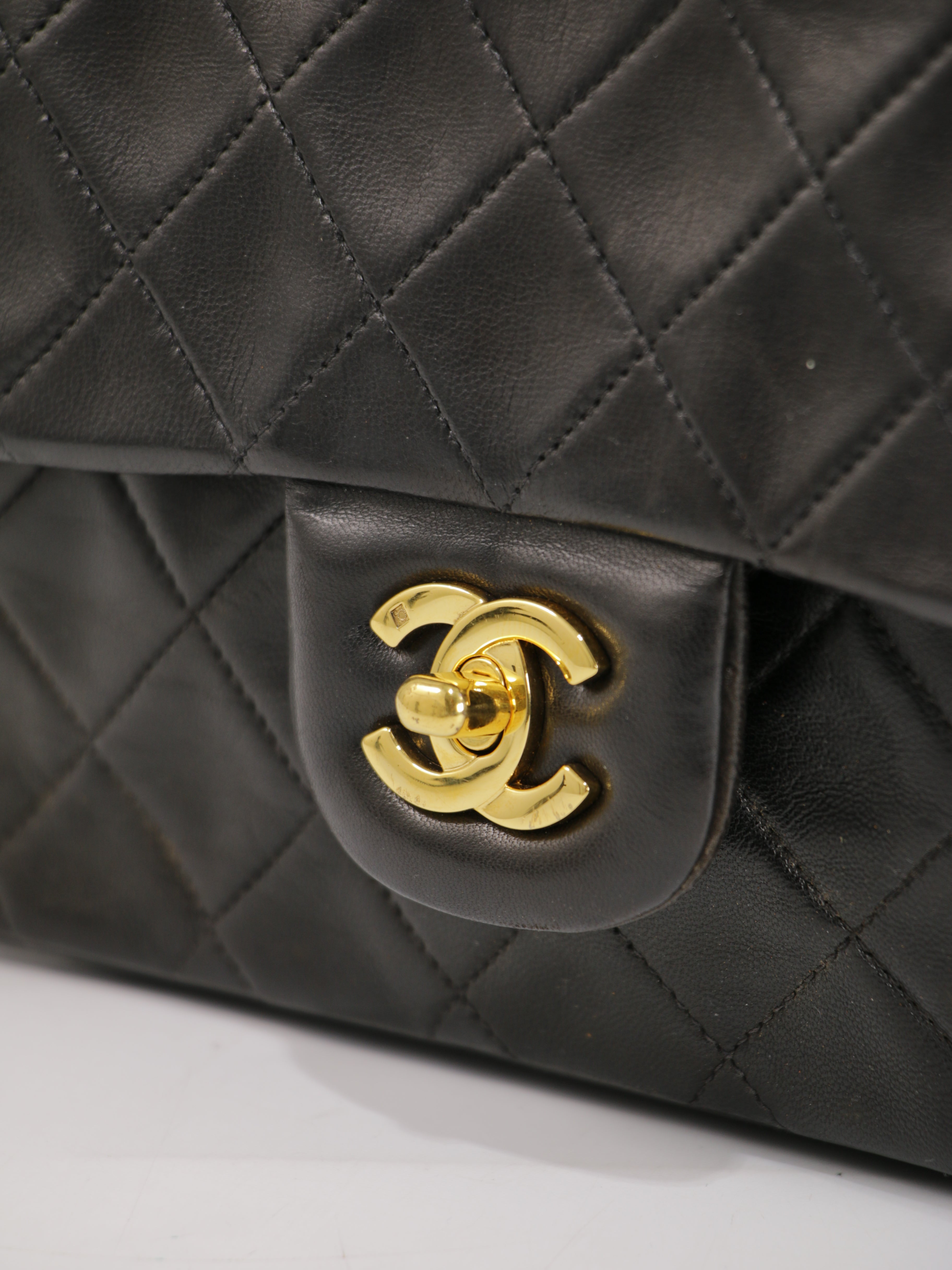 Medium Classic Flap