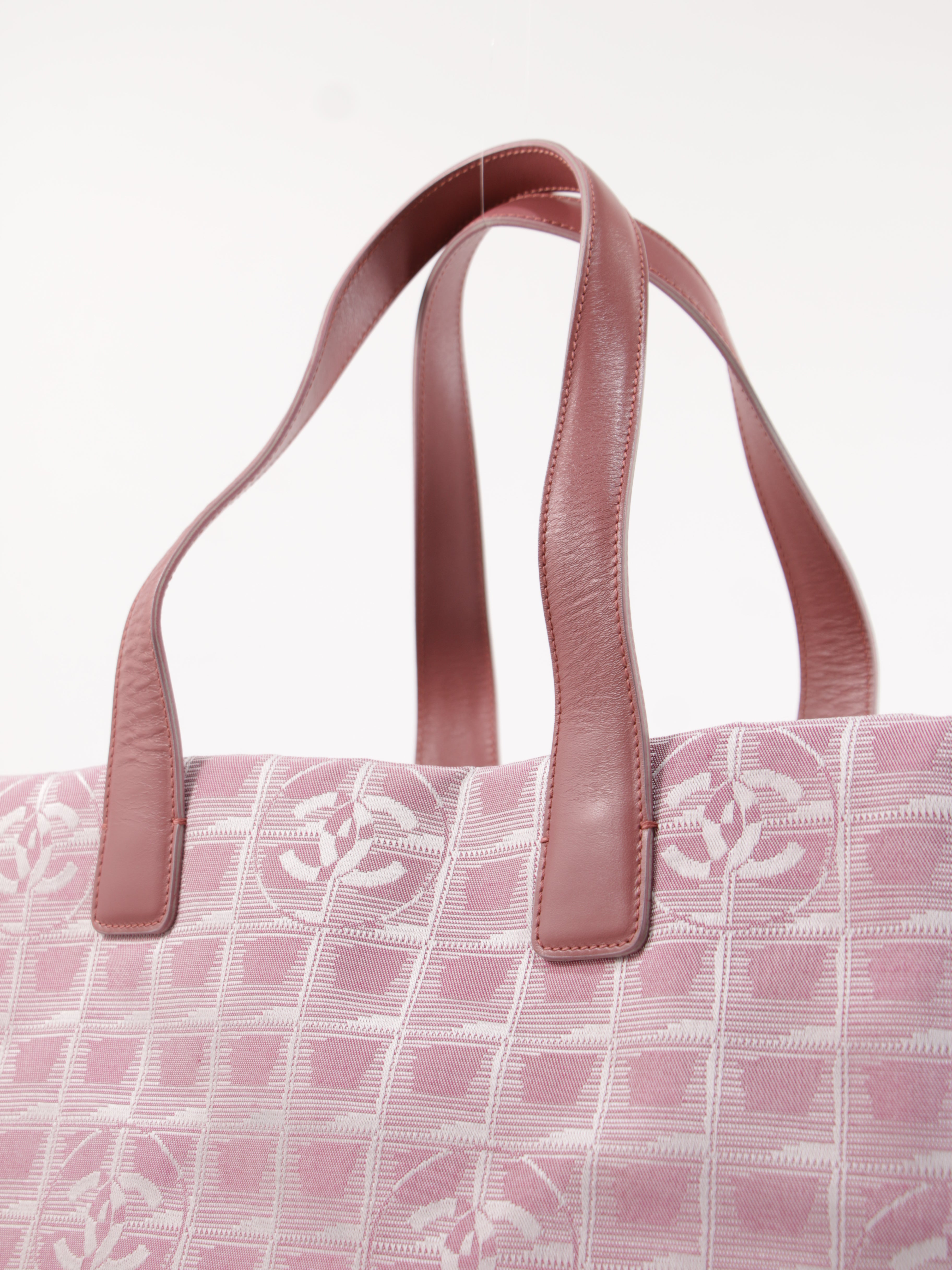 Medium New Travel Line Tote