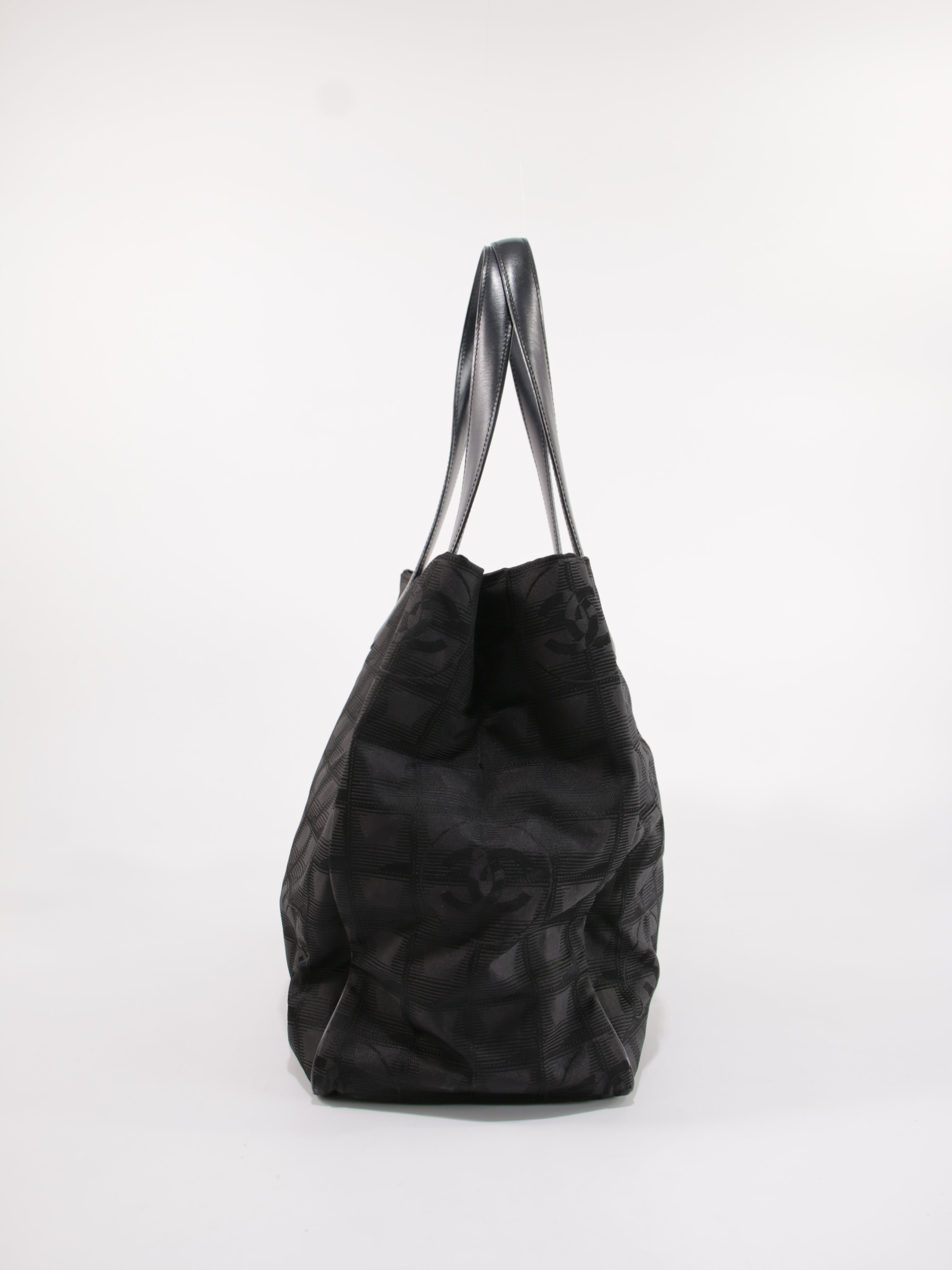 Medium New Travel Line Tote