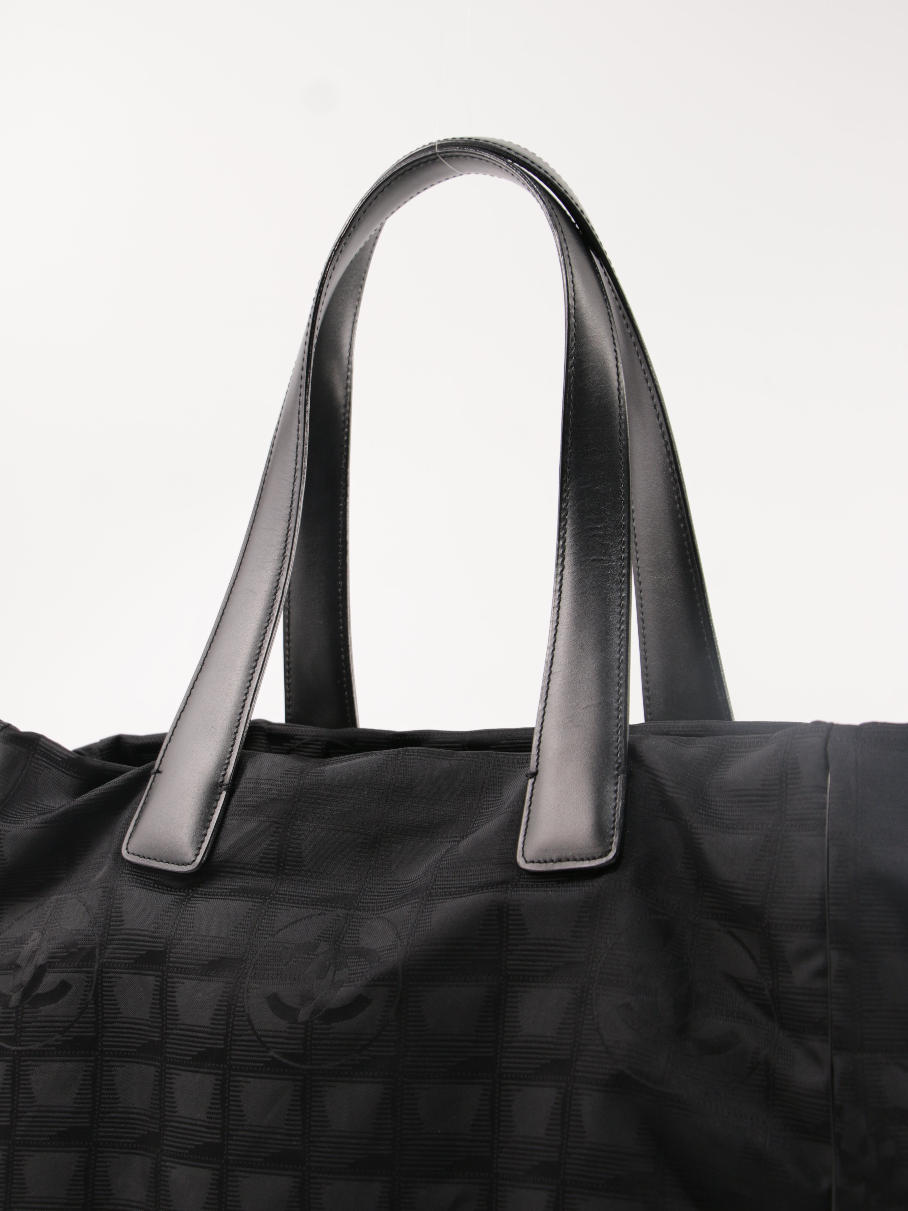 Medium New Travel Line Tote