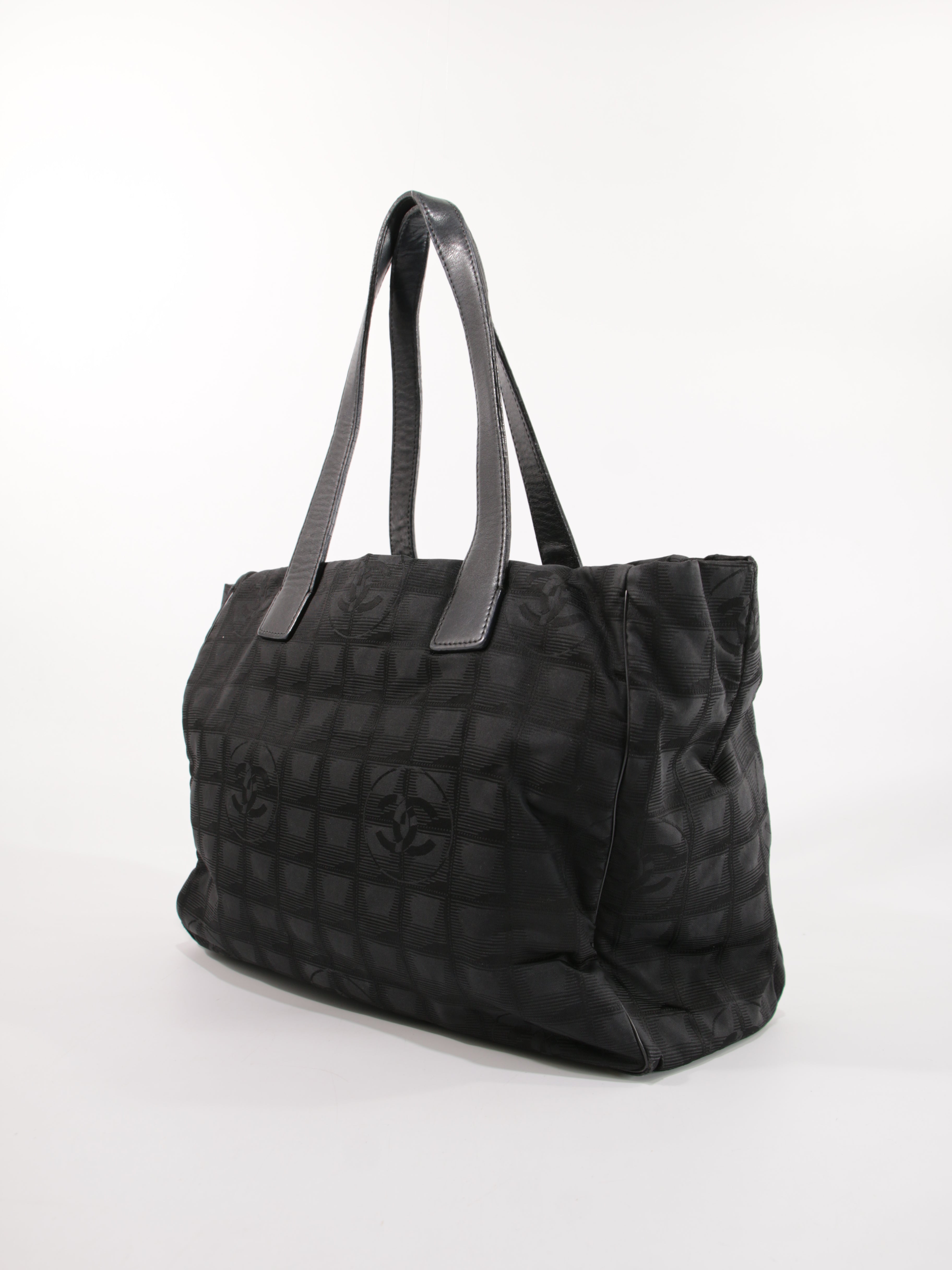 Medium New Travel Line Tote