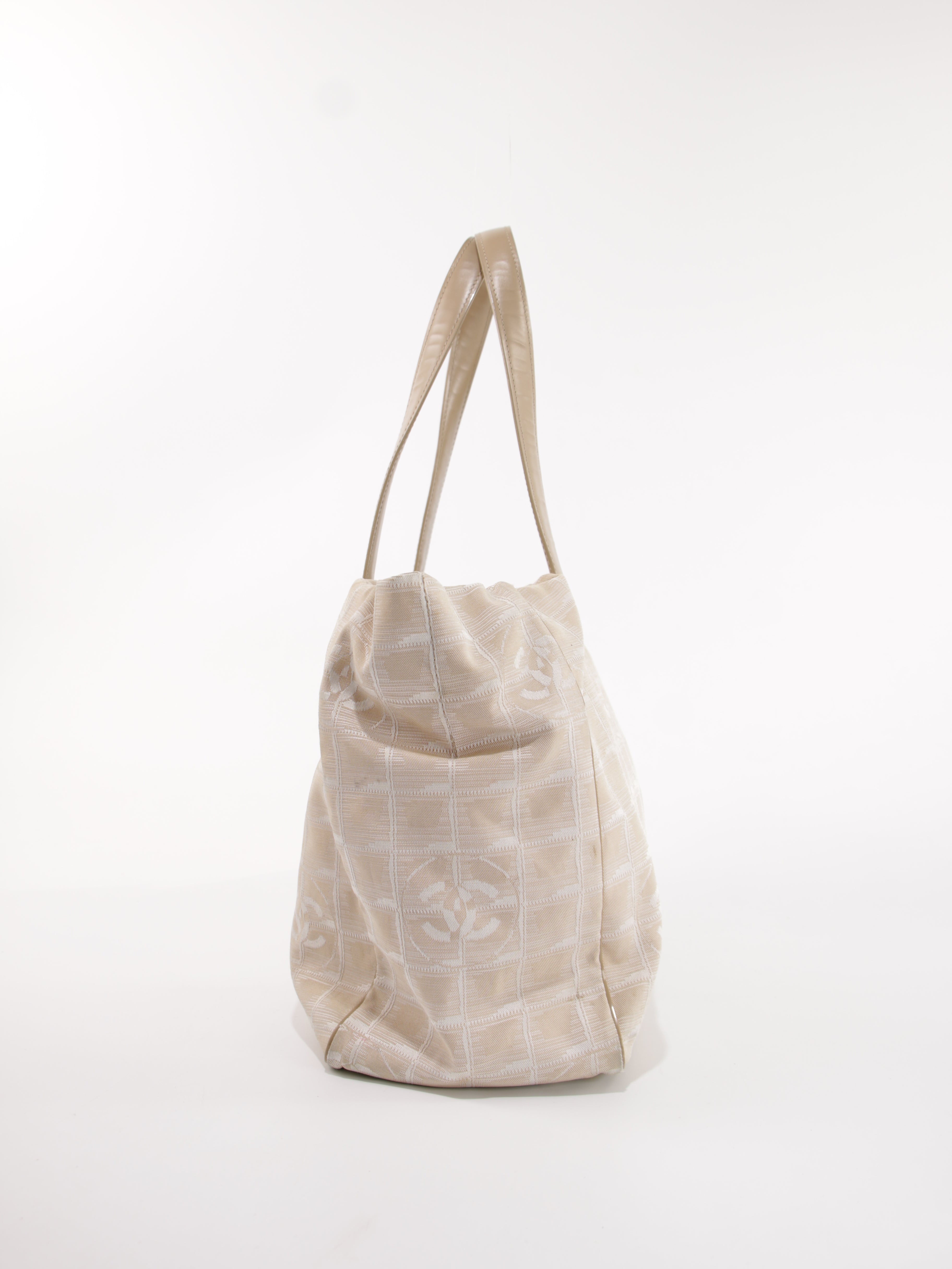 Medium New Travel Line Tote