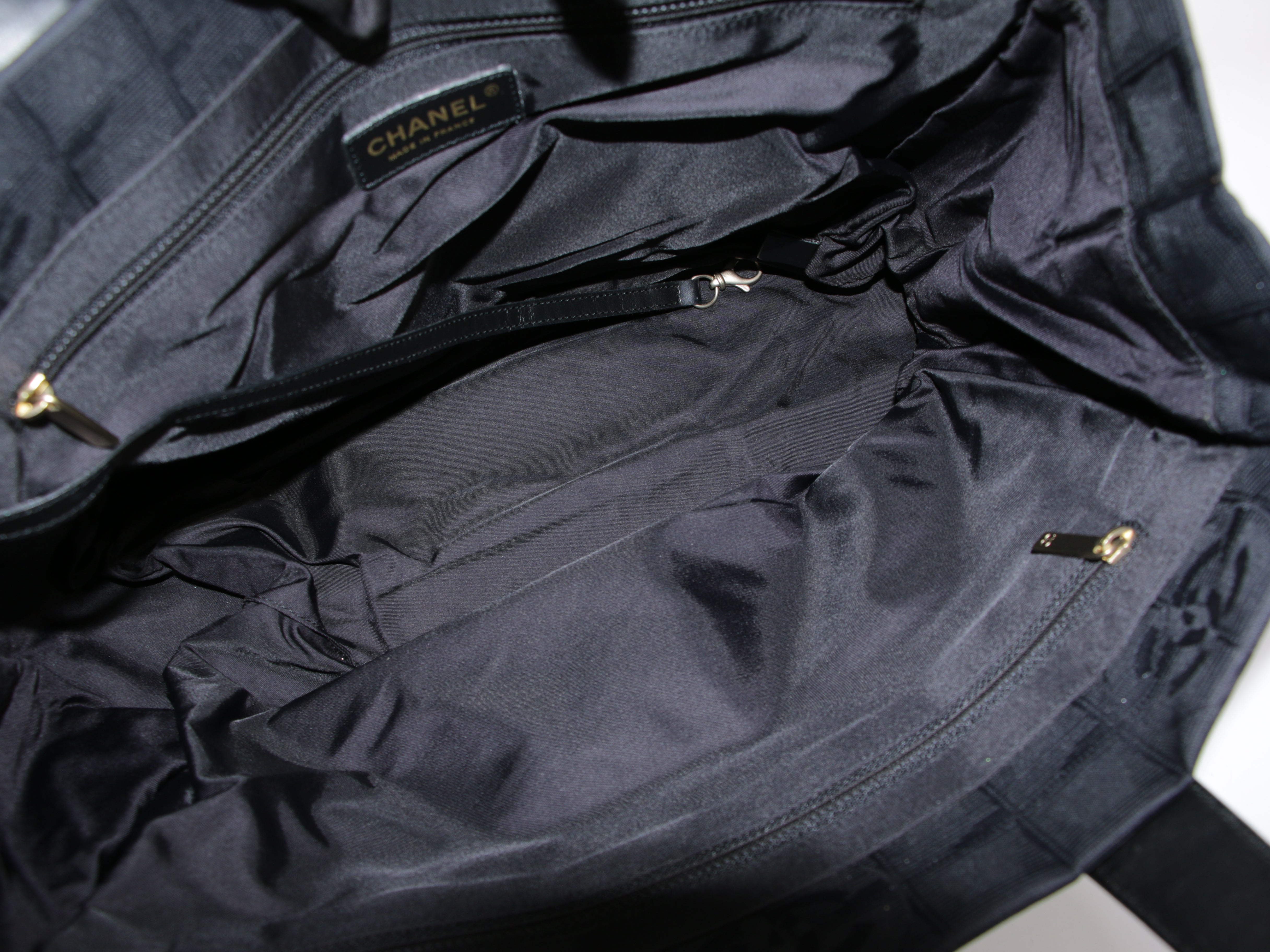 Medium New Travel Line Tote