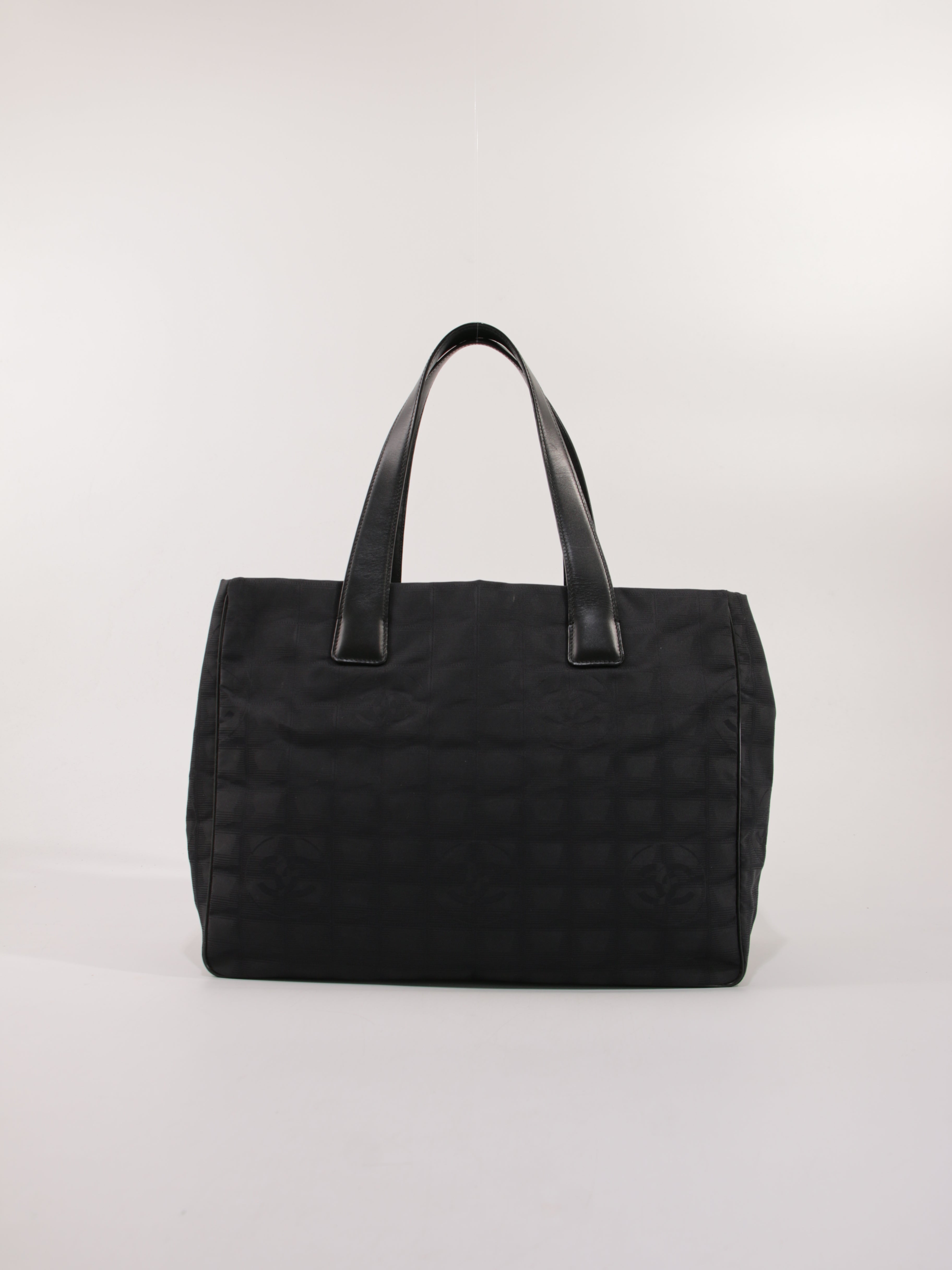 Medium New Travel Line Tote