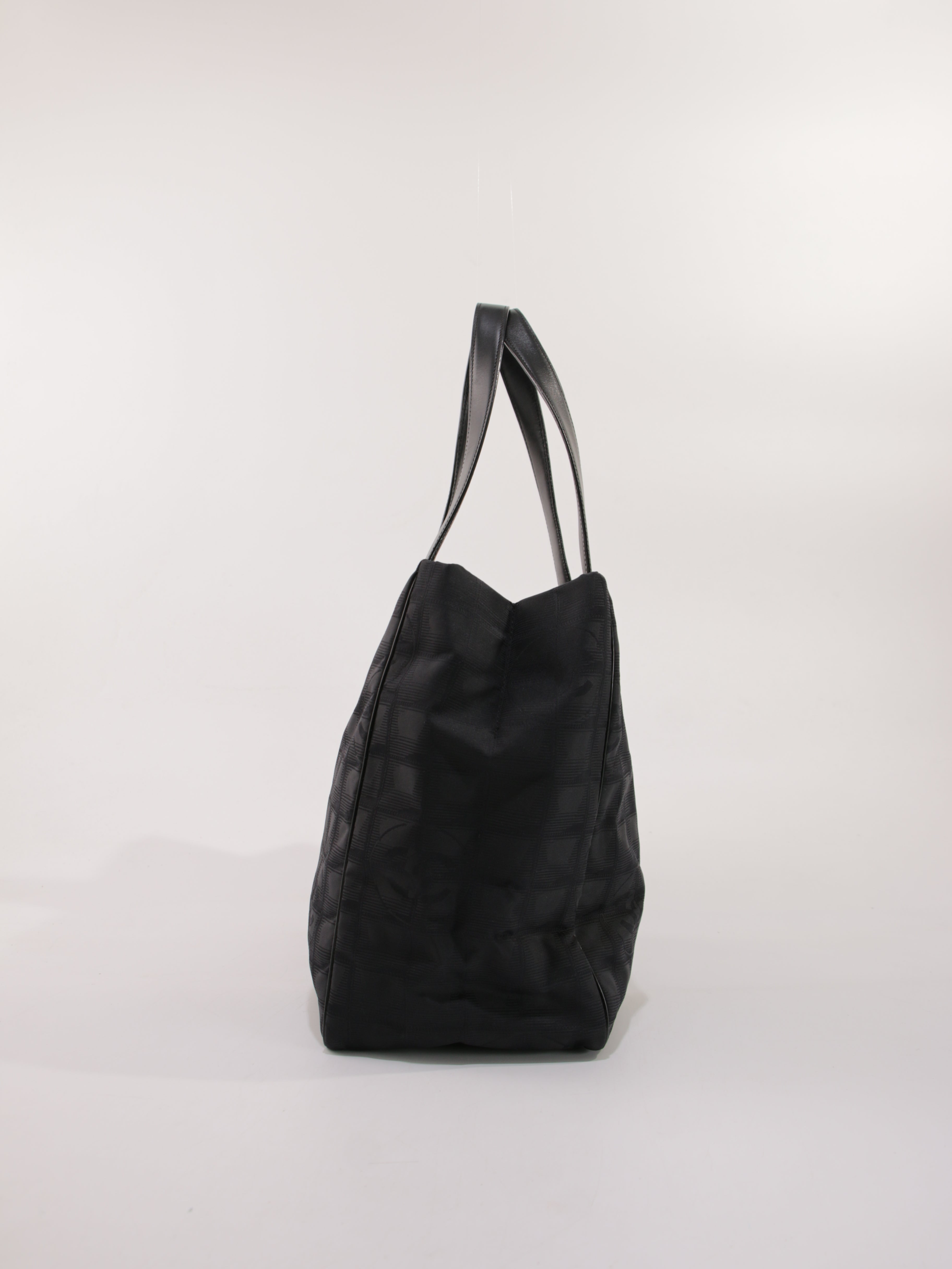 Medium New Travel Line Tote