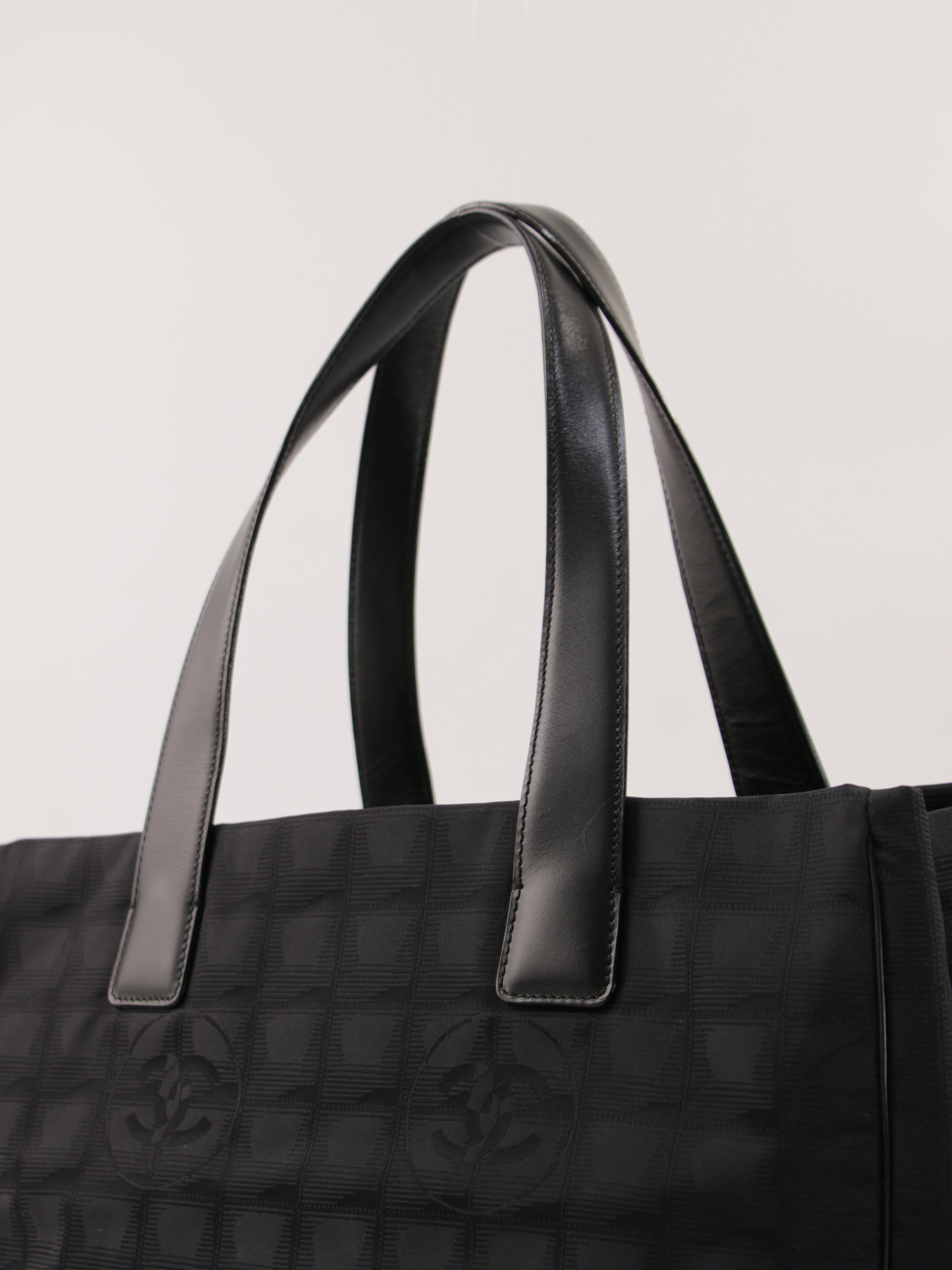 Medium New Travel Line Tote