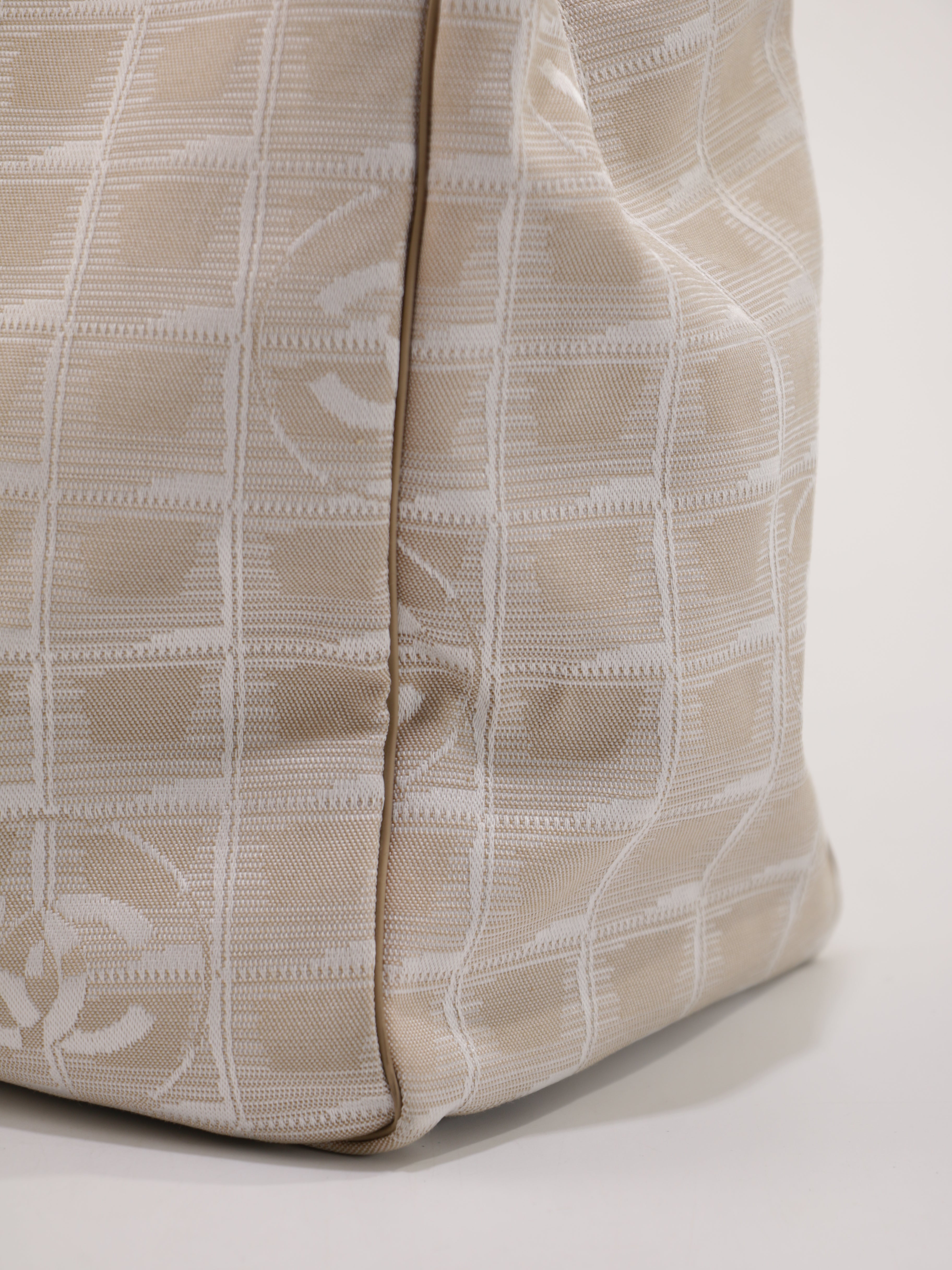 Medium New Travel Line Tote
