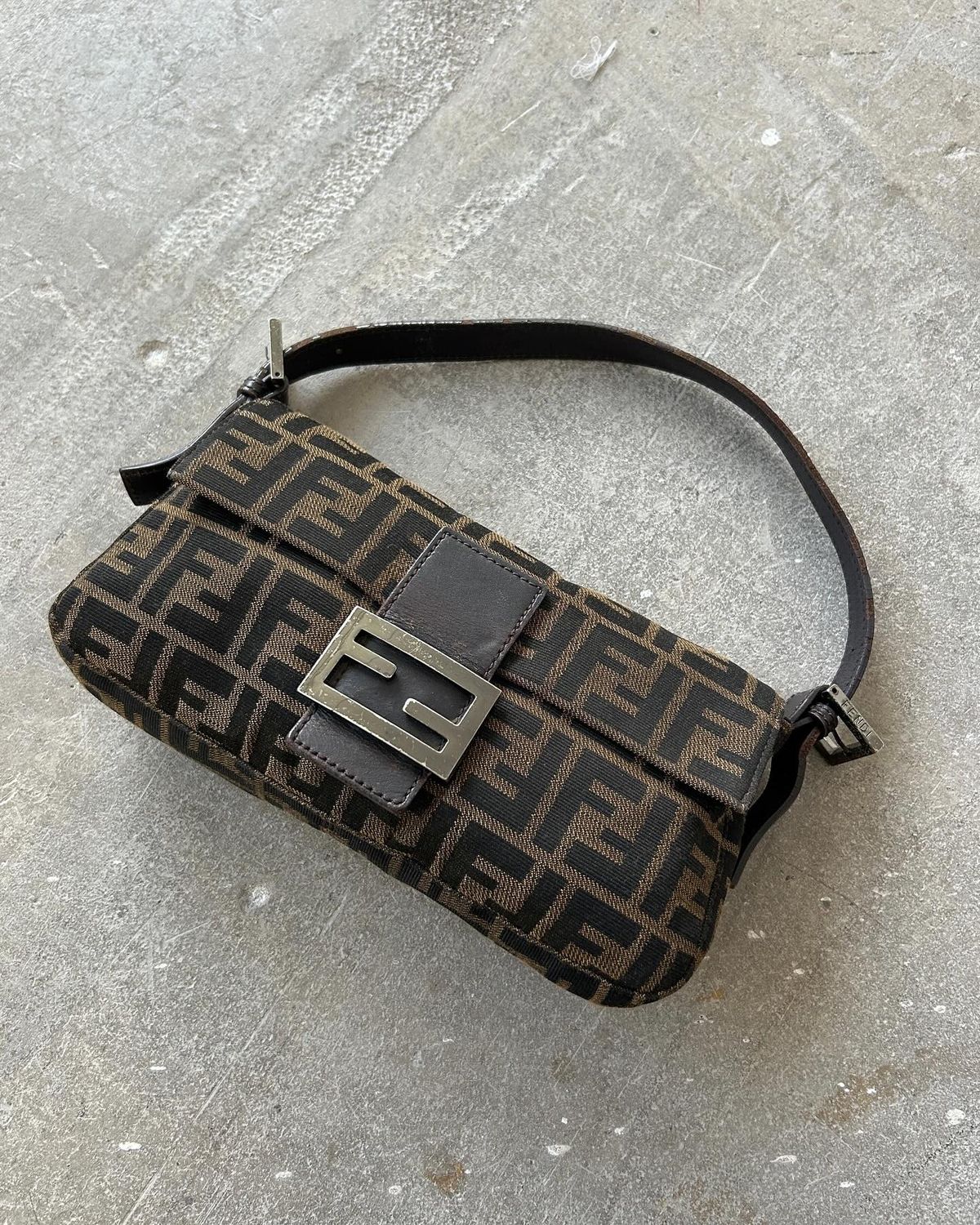 FENDI BAGUETTE LAUKUT